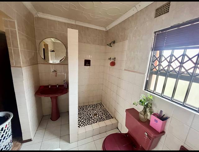 3 BEDROOM FREEHOLD FOR SALE IN MDANTSANE NU 17